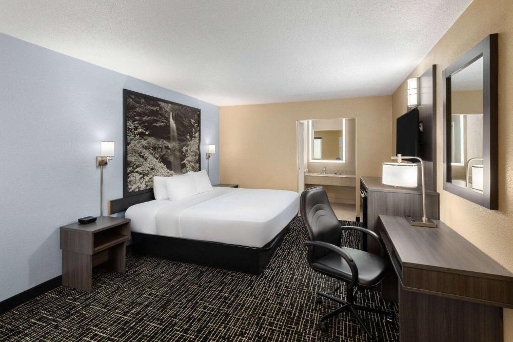 King Room - Non-Smoking interior
